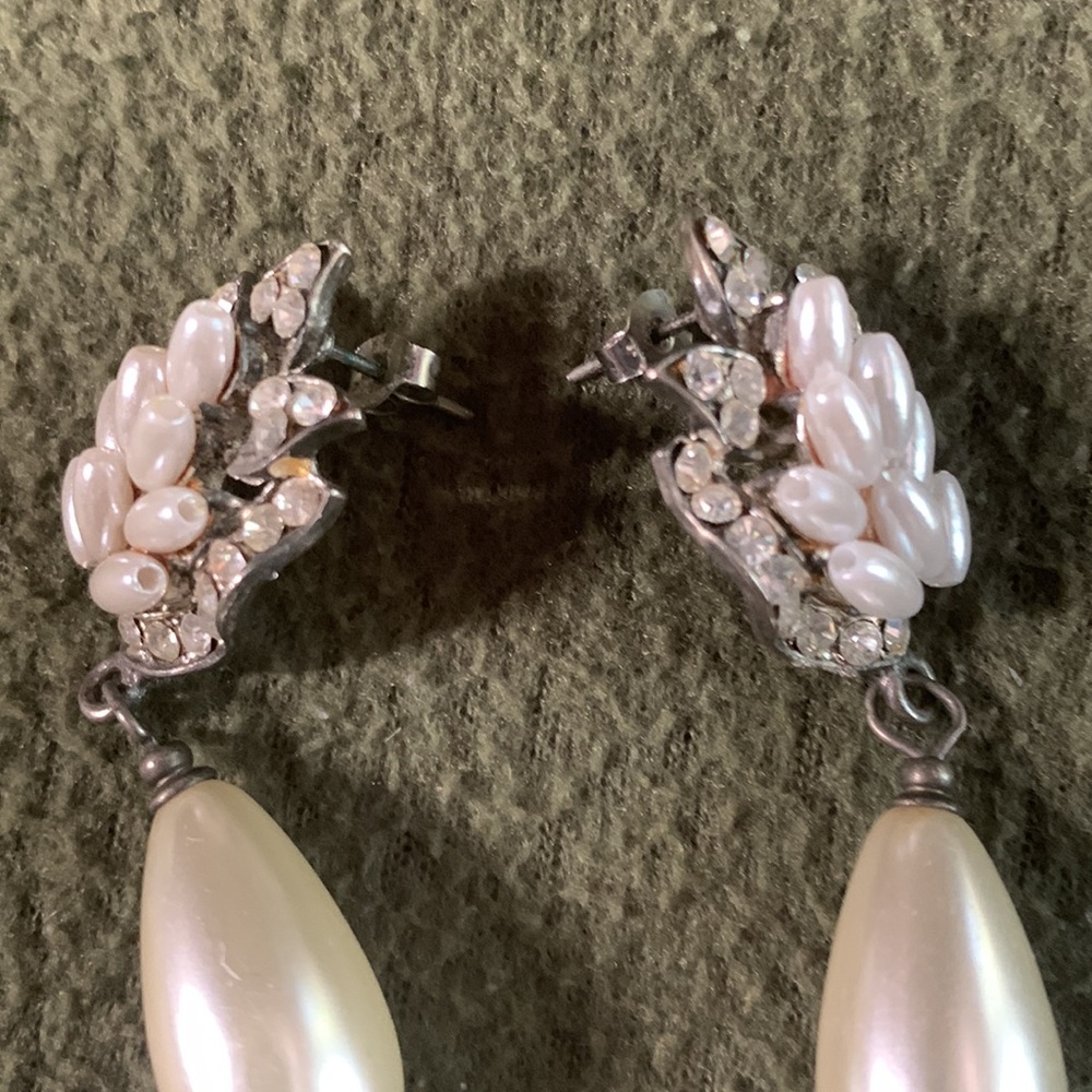 Vintage looking faux pearl and diamond earrings. - Picture 3 of 4
